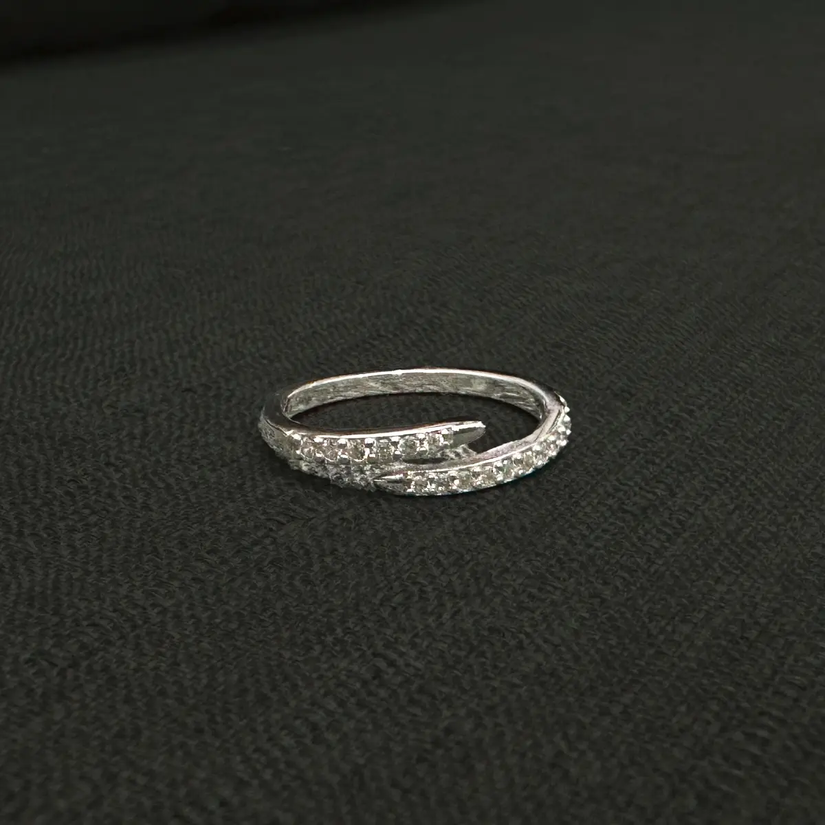 แหวนเงิน เพชรแถว Unconverge Collections 02