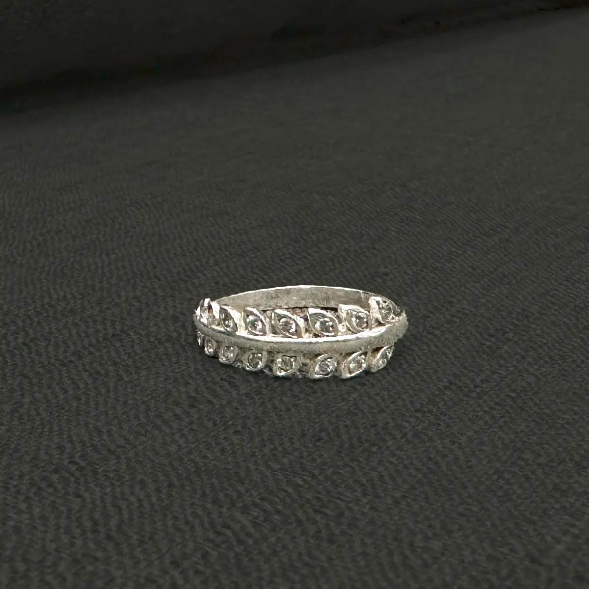 แหวนเงินลายใบไม้ เพชรแถวรอบใบ FirstLeaf 02