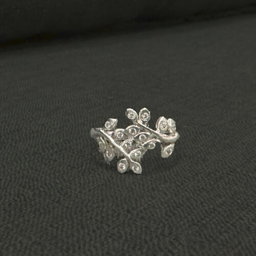 แหวนเงินลายใบไม้ เพชรแถวรอบใบ Unconverge Collection 02