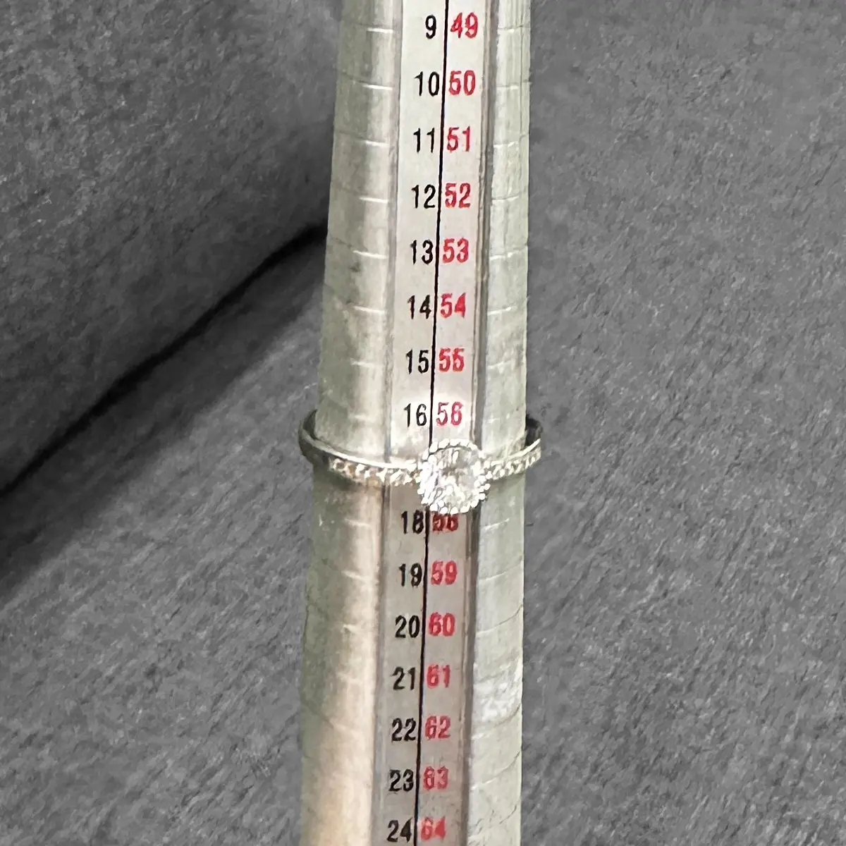 แหวนเงินเพชรล้อม เพชรแถว 03