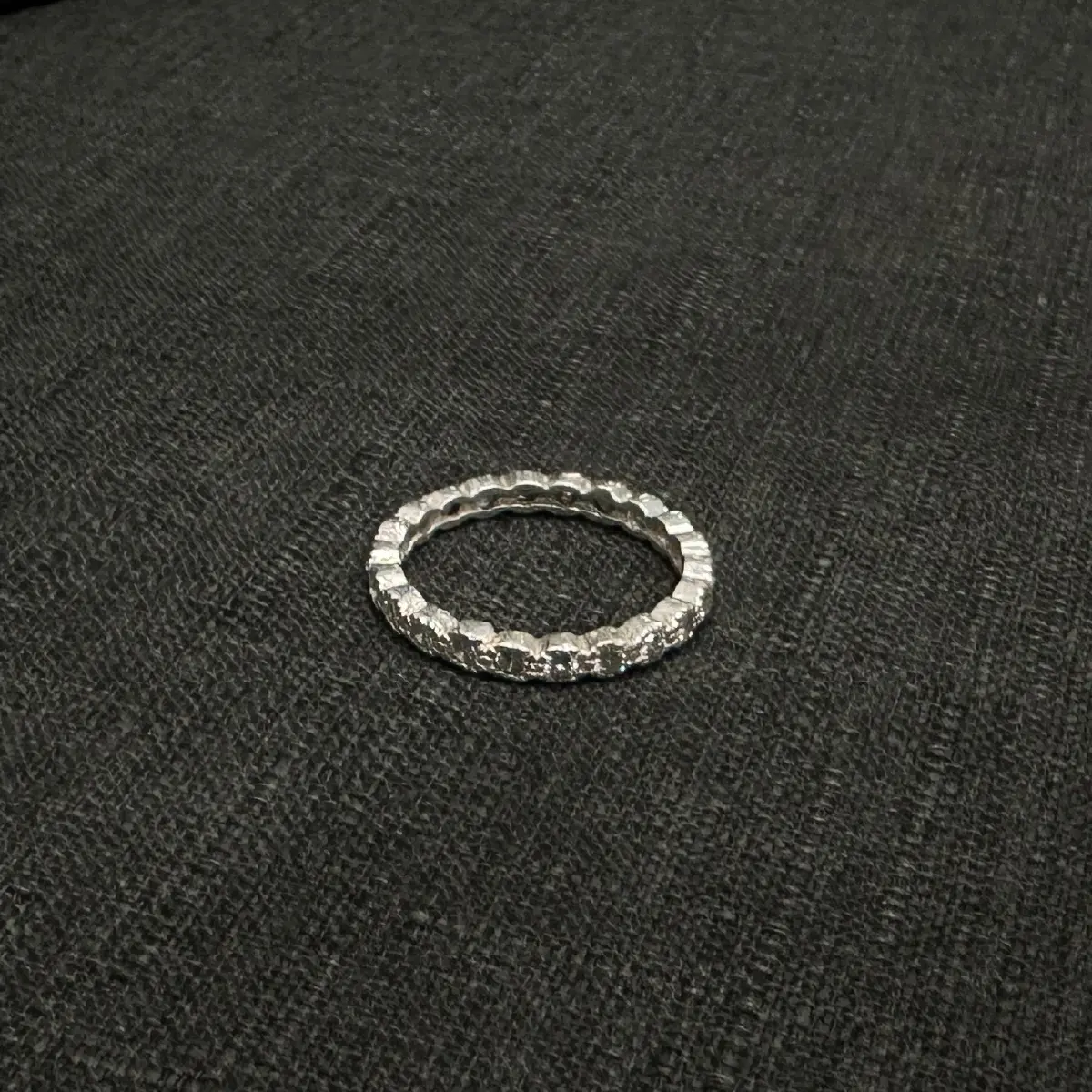 แหวนเงินเพชรแถวรอบวง ลายยัก 01