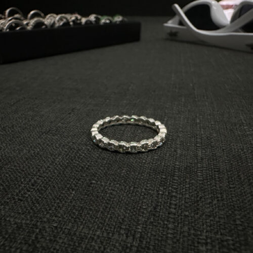 แหวนเงินเพชรแถวรอบวง ลายยัก 02