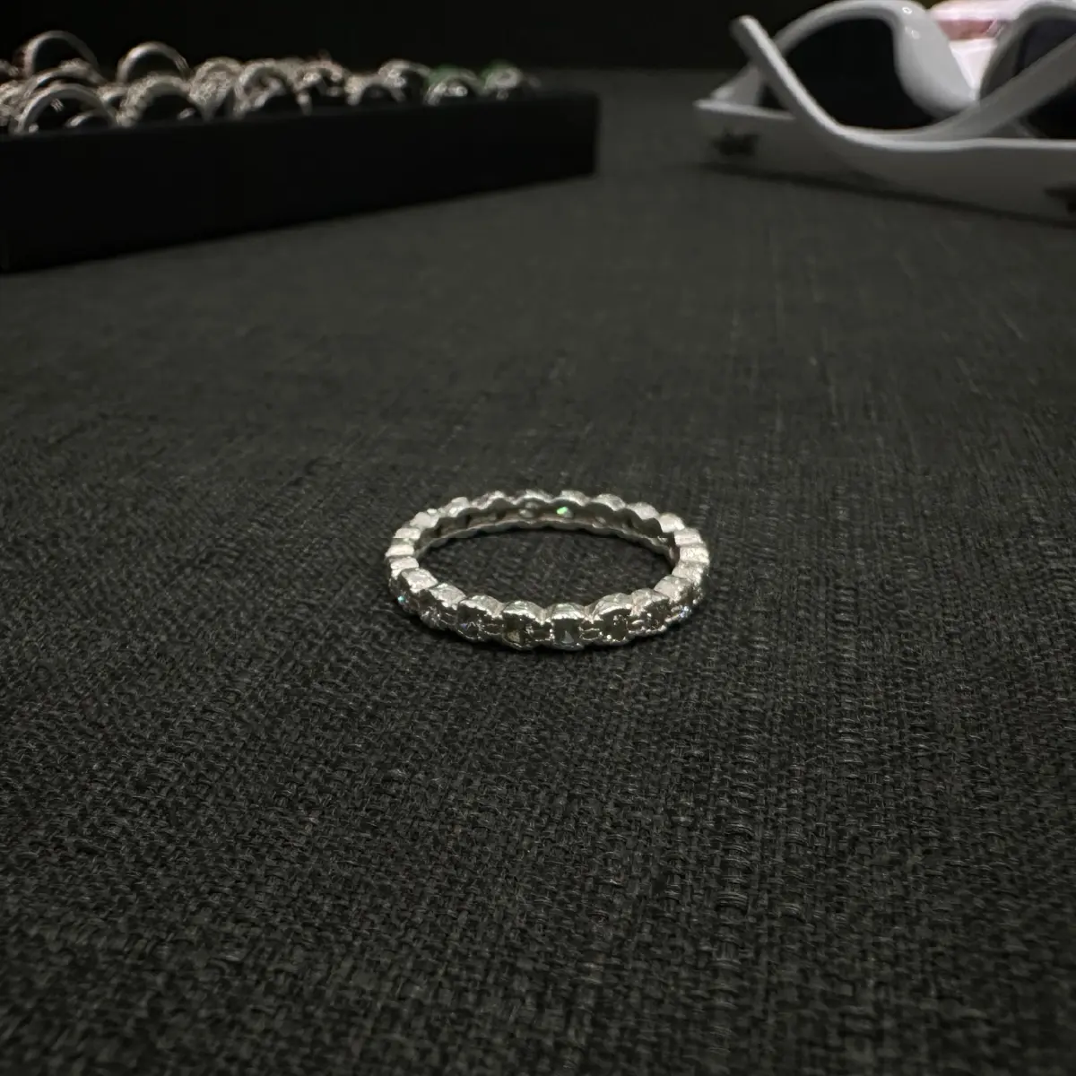 แหวนเงินเพชรแถวรอบวง ลายยัก 02