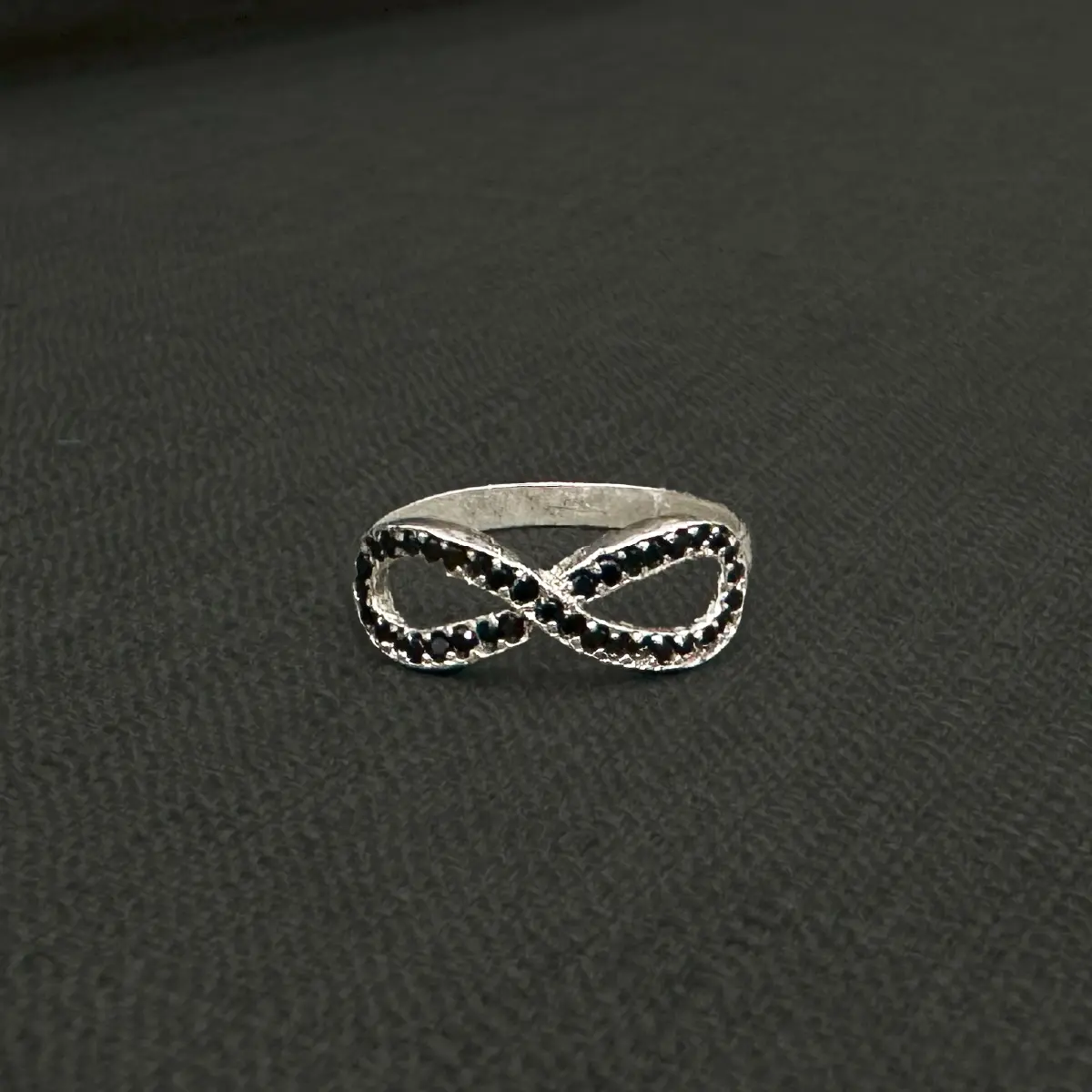 แหวนเงิน Infinite Black Sapphire 02